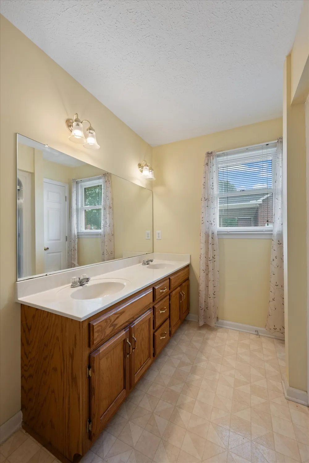 1725 Hollow Oak Dr Lebanon, TN 37087