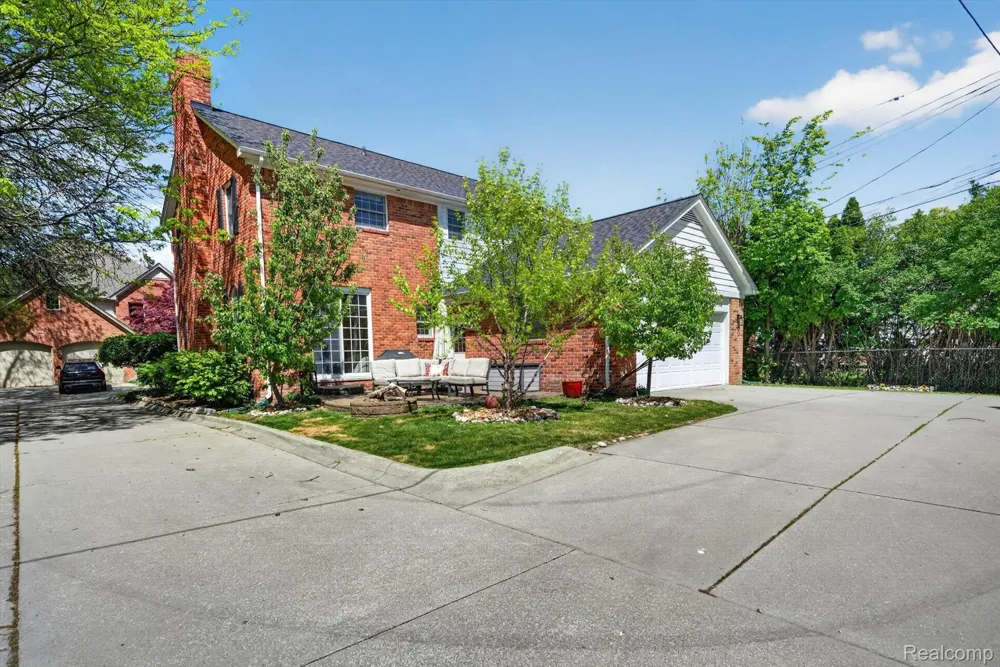 1112 Vernier Road Grosse Pointe Woods City, MI 48236