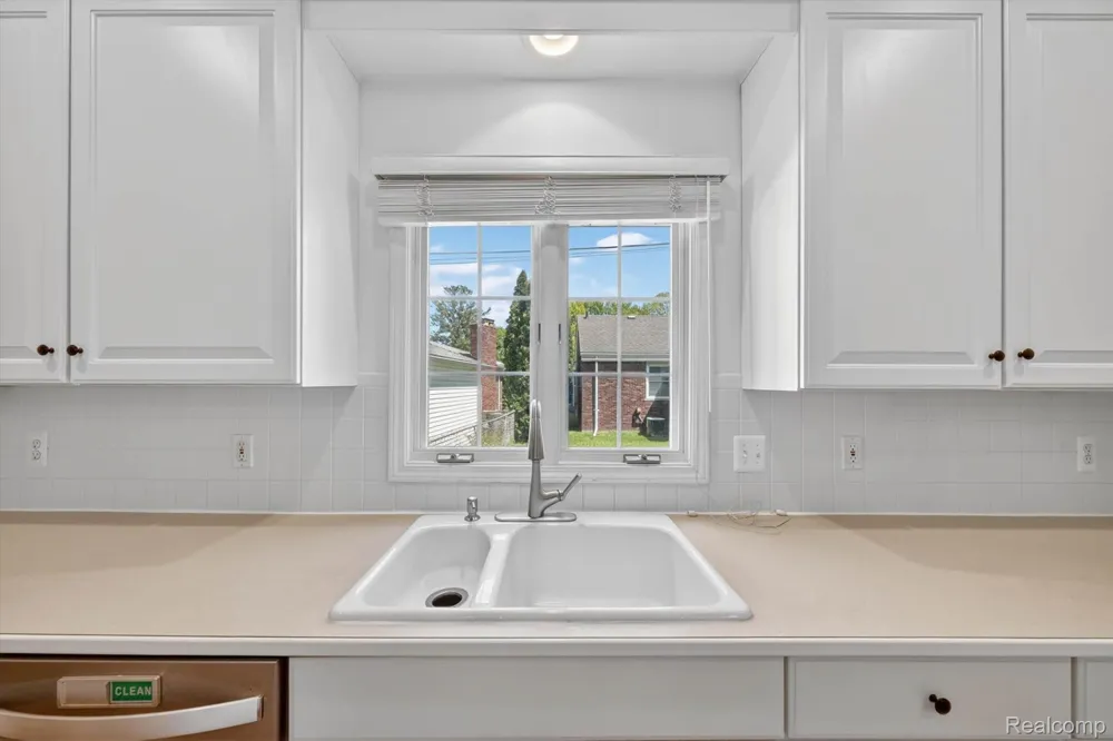 1112 Vernier Road Grosse Pointe Woods City, MI 48236