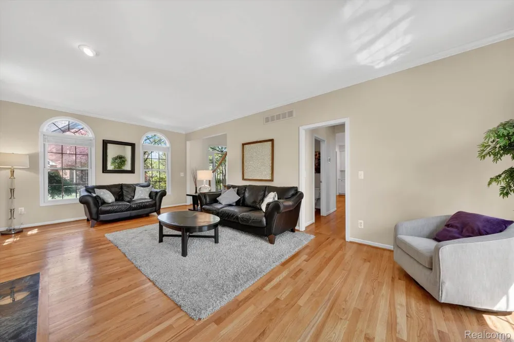 1112 Vernier Road Grosse Pointe Woods City, MI 48236