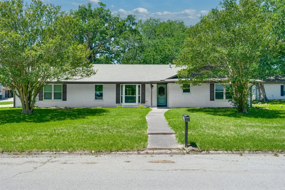 3011 Tanglewood Drive Commerce, TX 75428