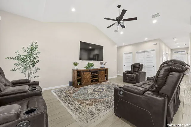 213 COLONIAL LN La Vernia, TX 78121
