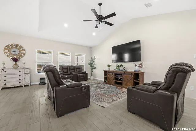 213 COLONIAL LN La Vernia, TX 78121