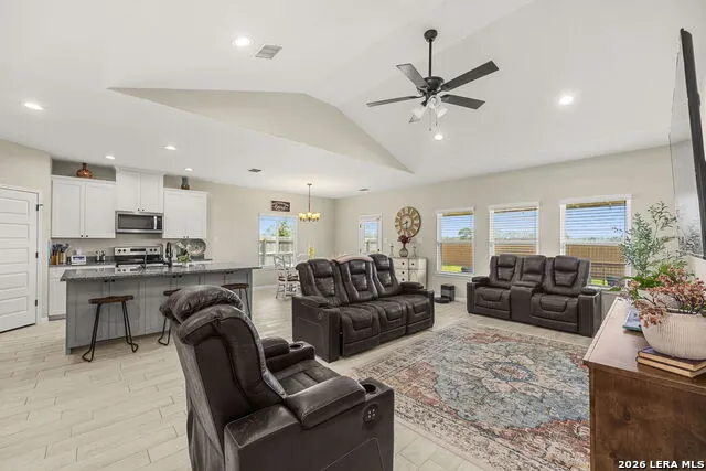 213 COLONIAL LN La Vernia, TX 78121