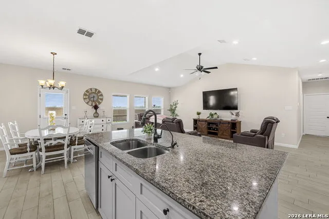 213 COLONIAL LN La Vernia, TX 78121