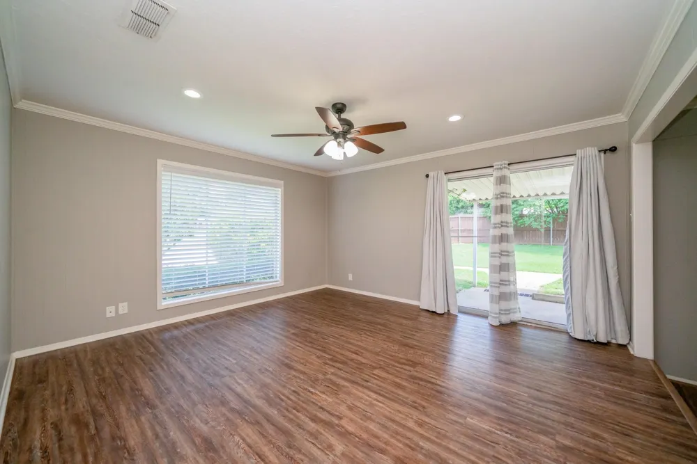317 E Robinwood White Oak, TX 75693