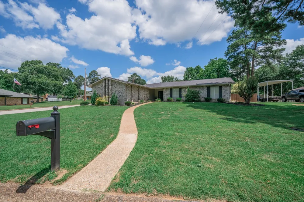 317 E Robinwood White Oak, TX 75693