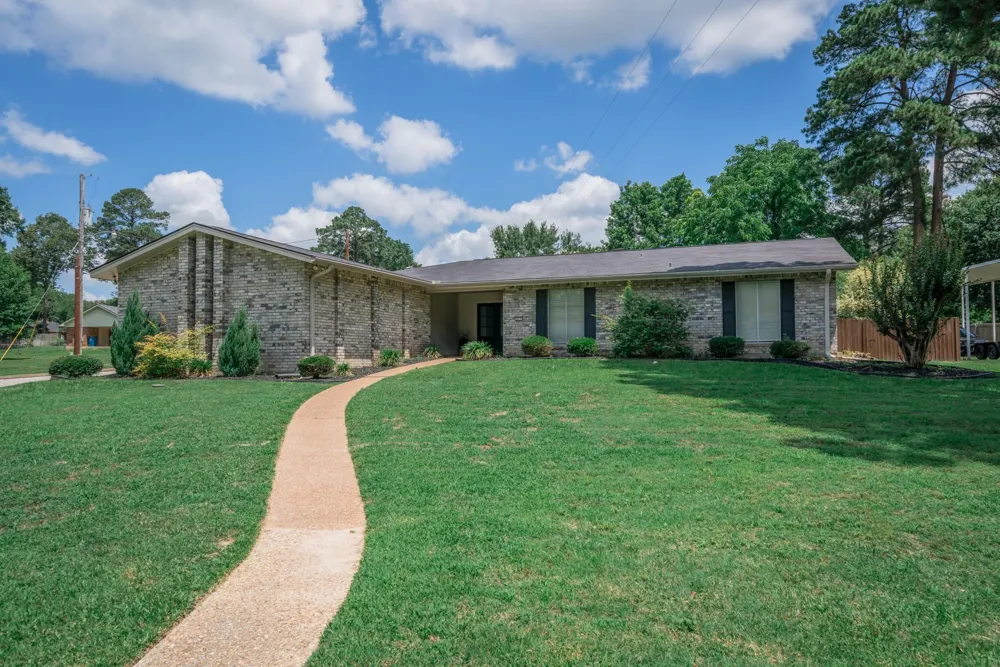 317 E Robinwood White Oak, TX 75693