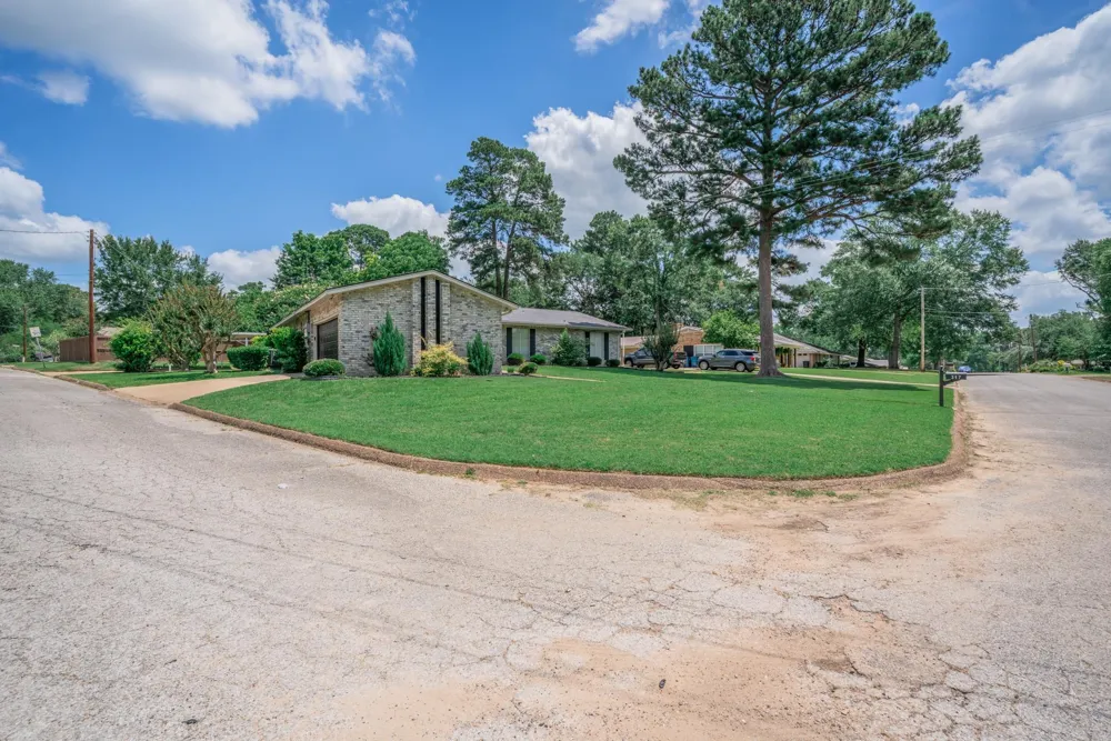 317 E Robinwood White Oak, TX 75693