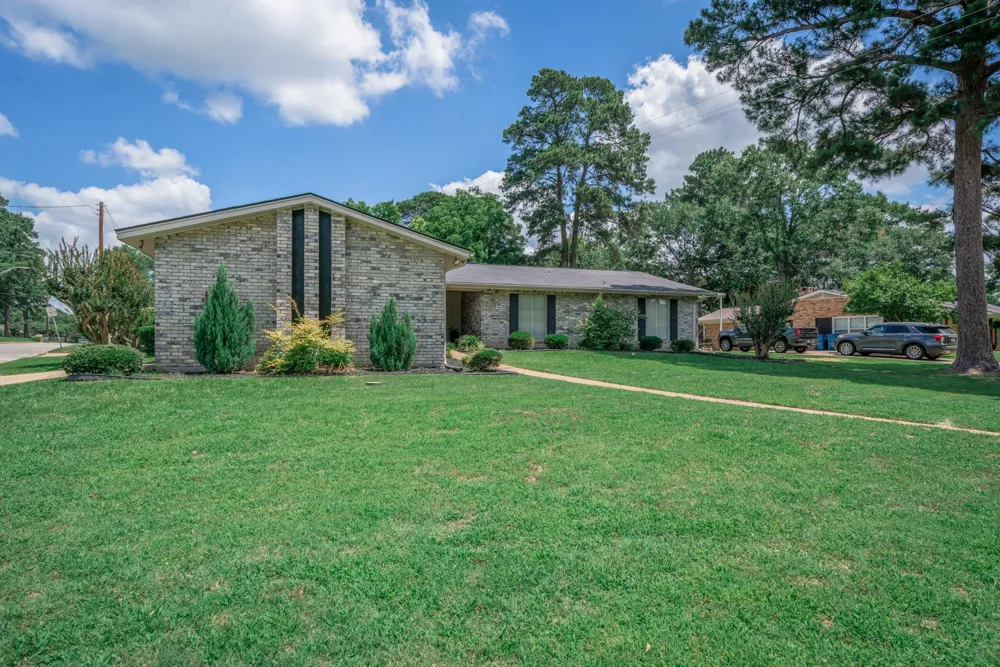 317 E Robinwood White Oak, TX 75693