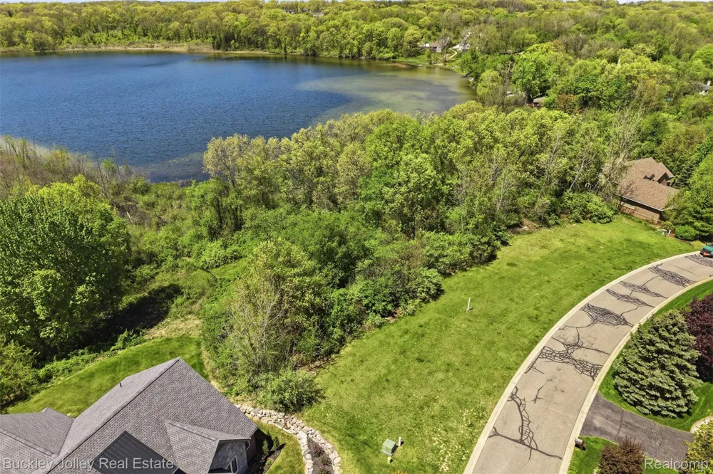 5988 Nottingham Point Hamburg Township, MI 48116
