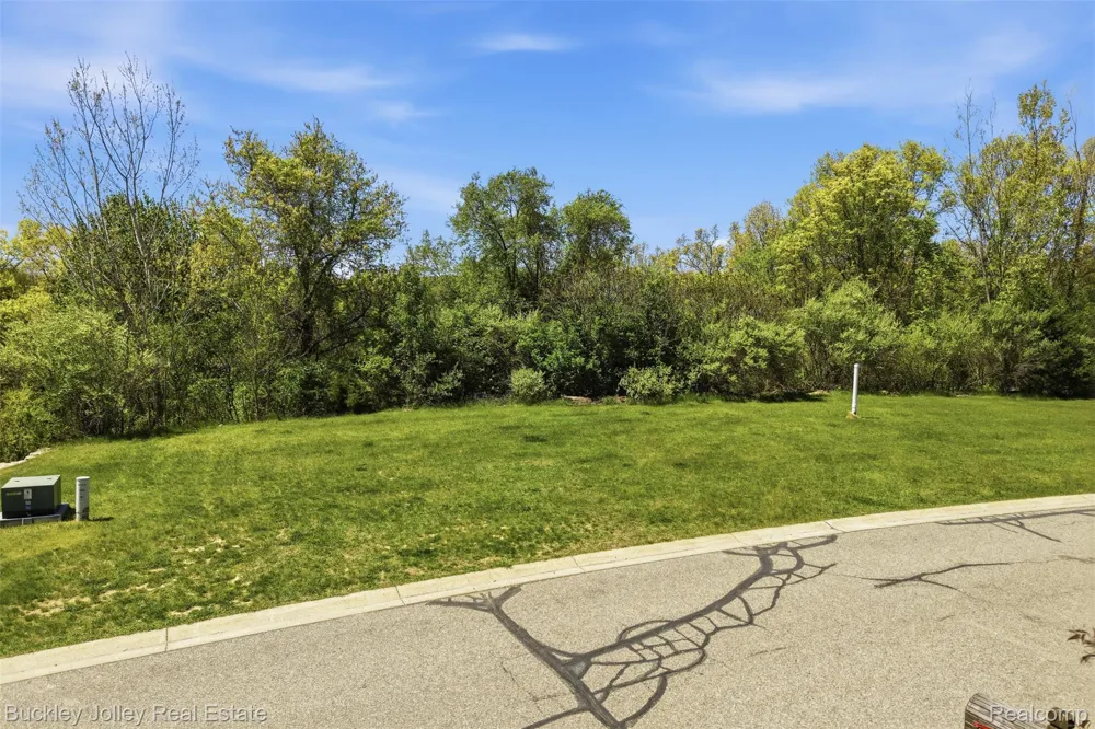 5988 Nottingham Point Hamburg Township, MI 48116