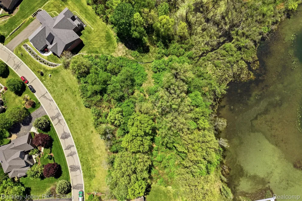 5988 Nottingham Point Hamburg Township, MI 48116