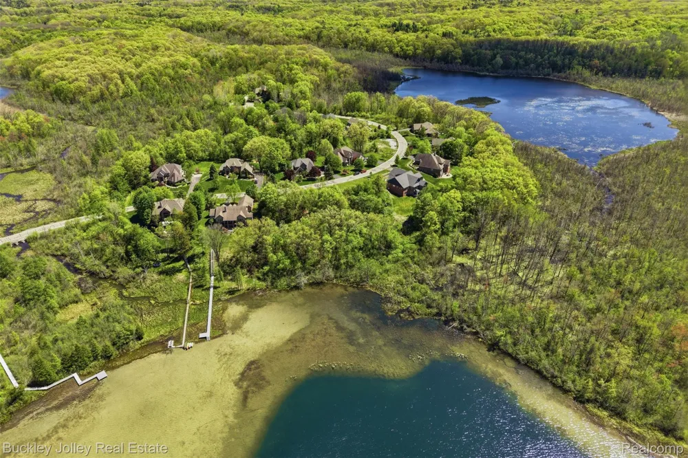 5988 Nottingham Point Hamburg Township, MI 48116
