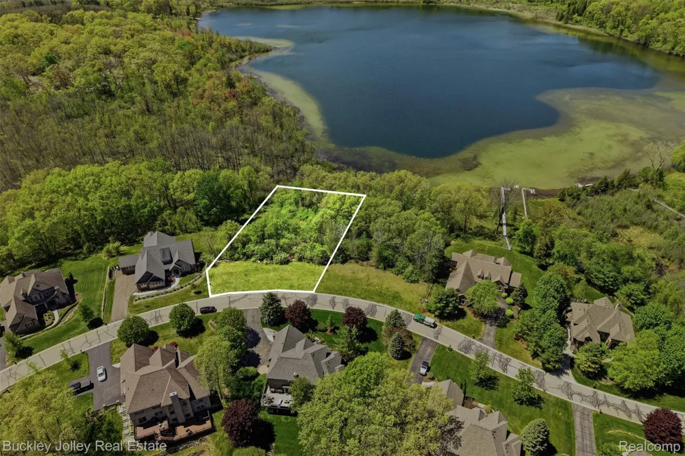 5988 Nottingham Point Hamburg Township, MI 48116
