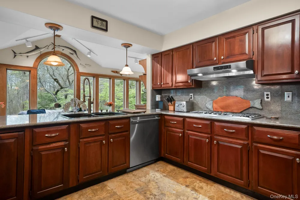 6 Prairie Lane Brookhaven, NY 11719