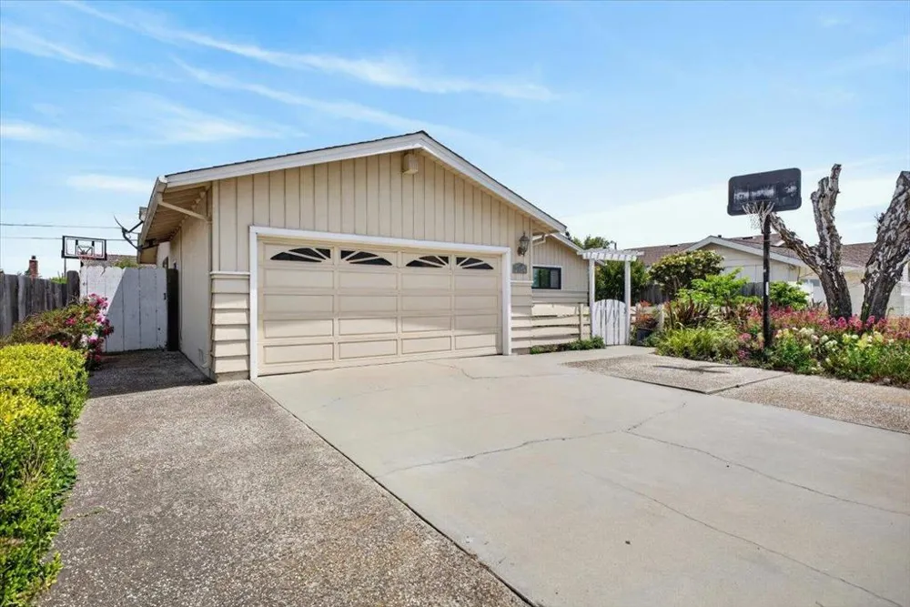 251 La Mesa Drive Salinas, CA 93901