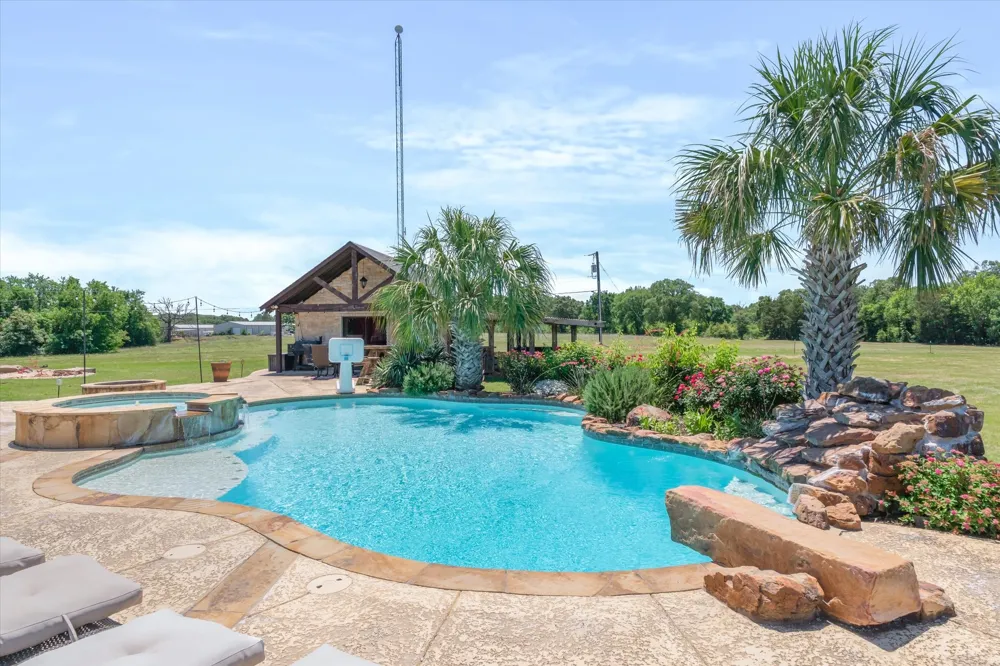 347 VZ County Road 3108 Edgewood, TX 75117