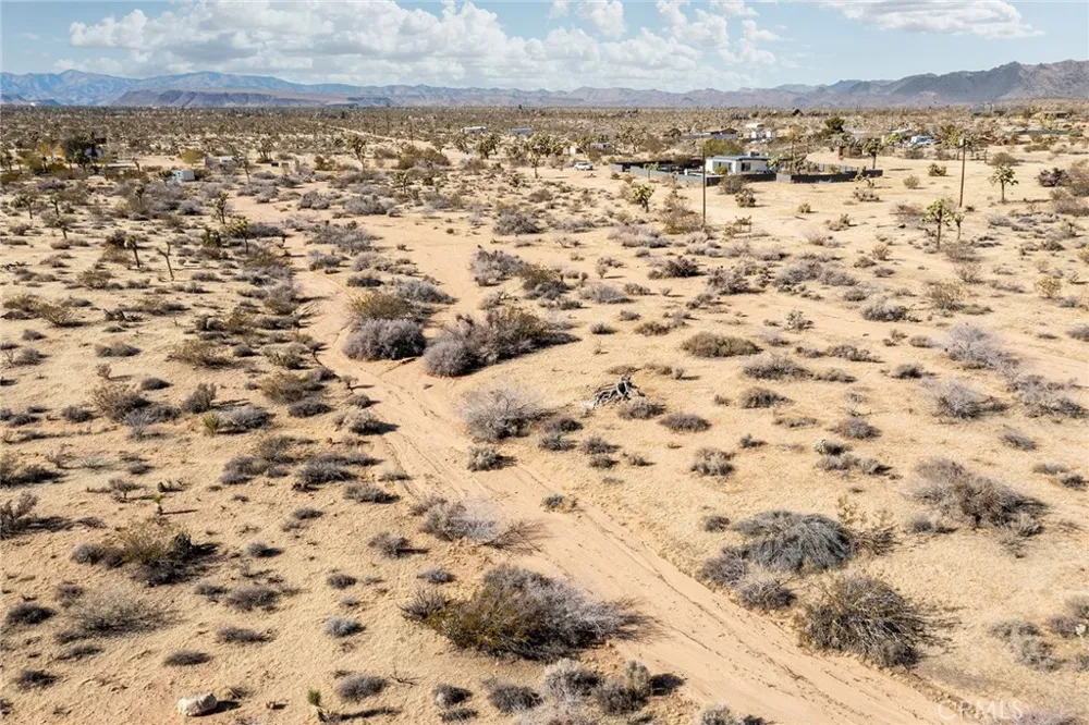 59525 La Crescenta Drive Yucca Valley, CA 92284