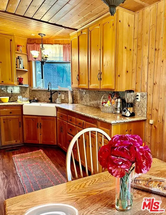 1668 State Highway 2 Wrightwood, CA 92397
