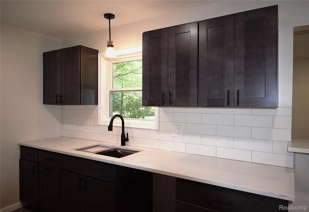 58085 DULWICH Washington Township, MI 48094