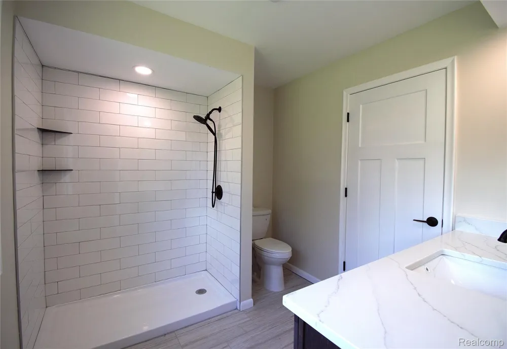 58085 DULWICH Washington Township, MI 48094