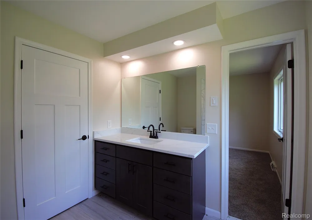 58085 DULWICH Washington Township, MI 48094