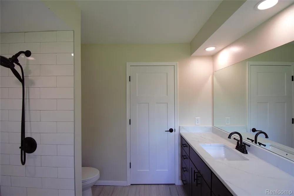 58085 DULWICH Washington Township, MI 48094