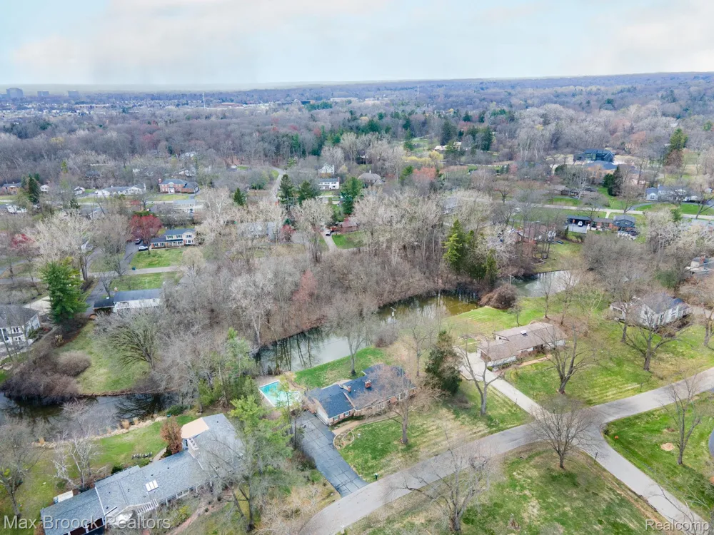 25461 Tweed Drive Franklin Village, MI 48025