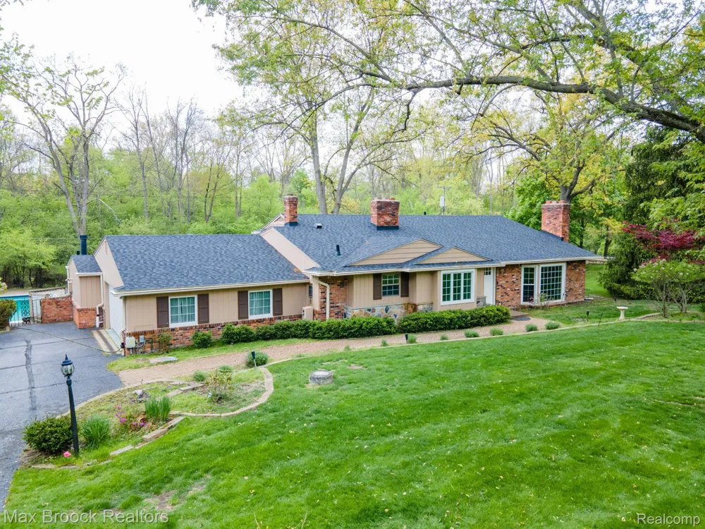 25461 Tweed Drive Franklin Village, MI 48025