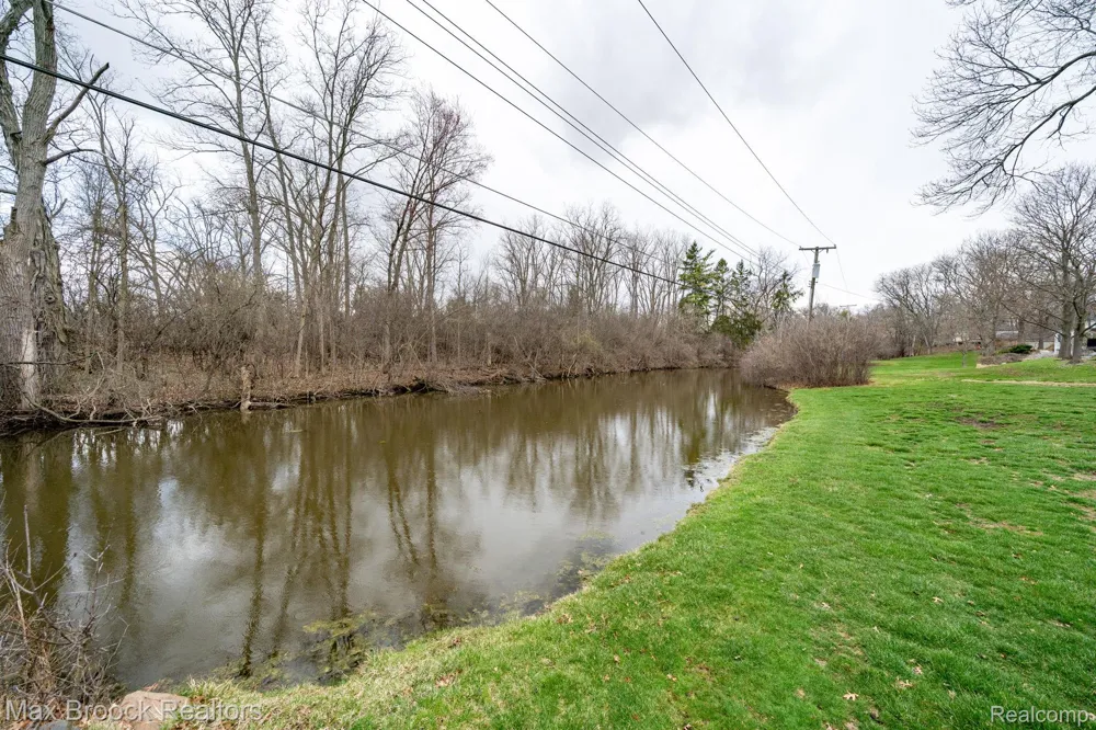 25461 Tweed Drive Franklin Village, MI 48025