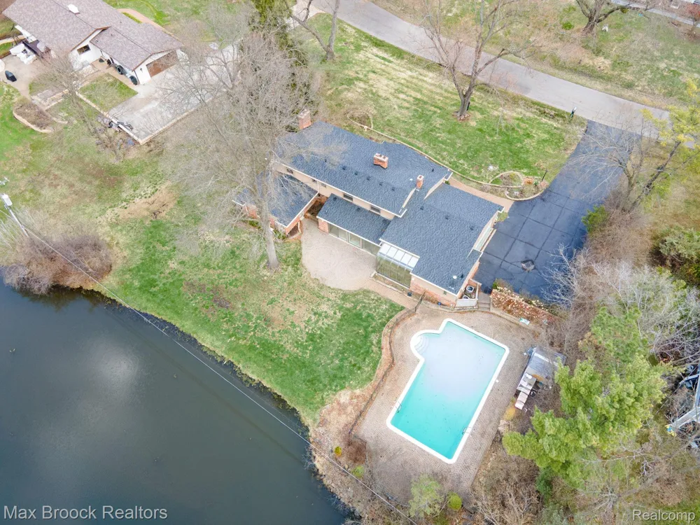 25461 Tweed Drive Franklin Village, MI 48025