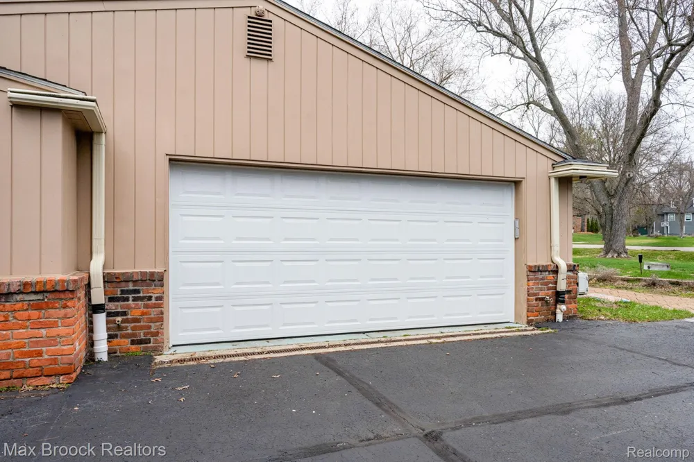 25461 Tweed Drive Franklin Village, MI 48025