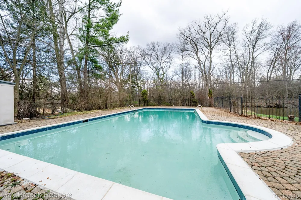25461 Tweed Drive Franklin Village, MI 48025