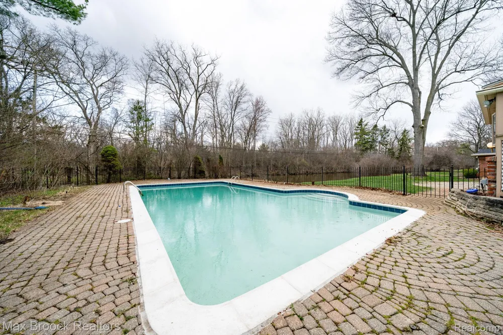 25461 Tweed Drive Franklin Village, MI 48025