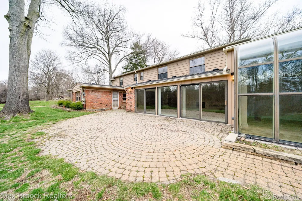 25461 Tweed Drive Franklin Village, MI 48025