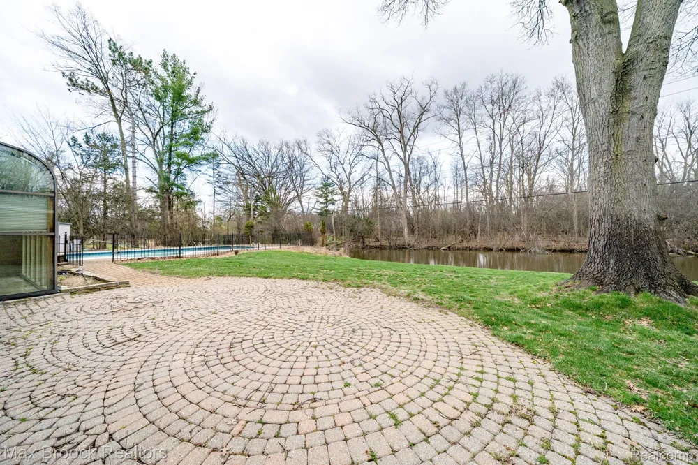 25461 Tweed Drive Franklin Village, MI 48025