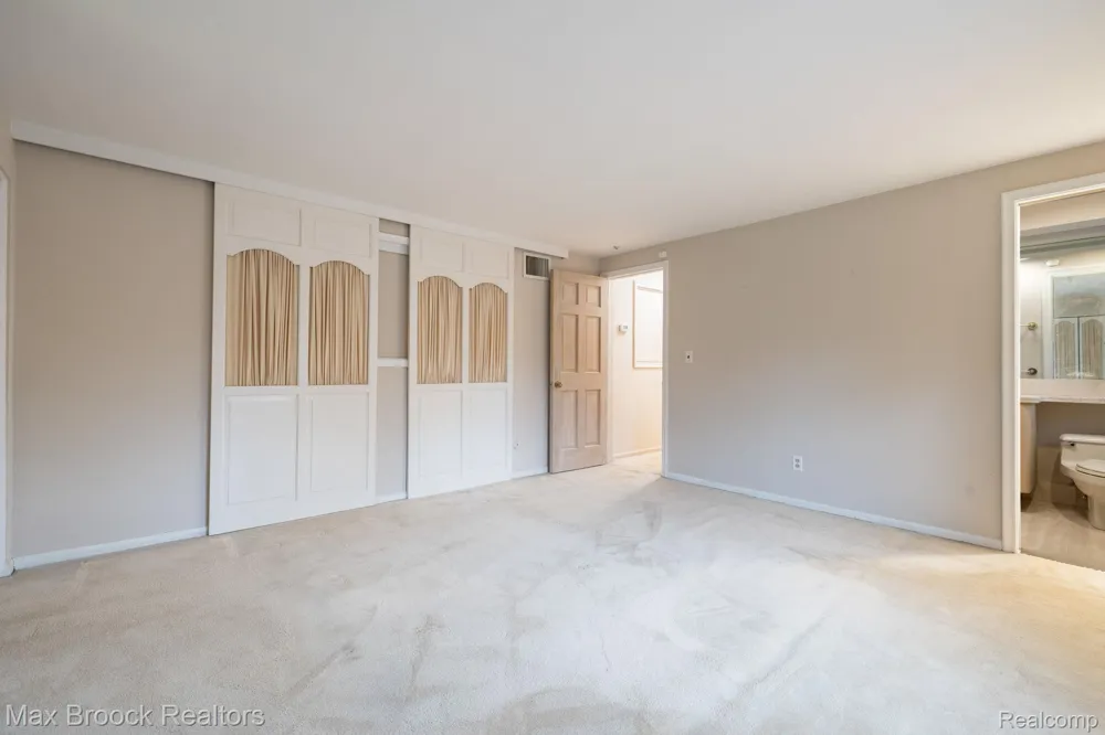 25461 Tweed Drive Franklin Village, MI 48025