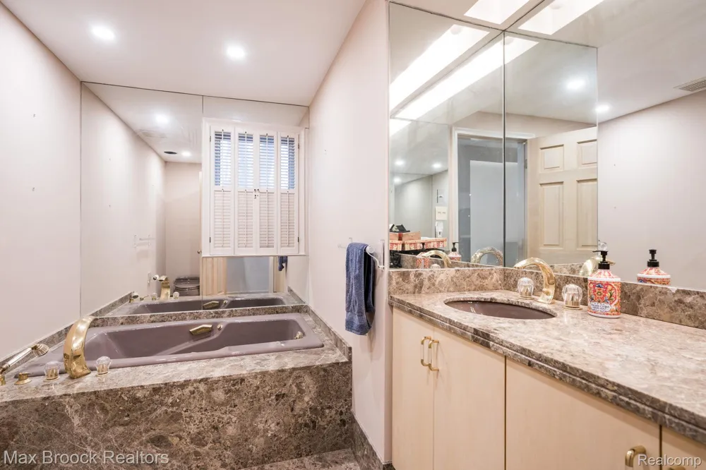 25461 Tweed Drive Franklin Village, MI 48025