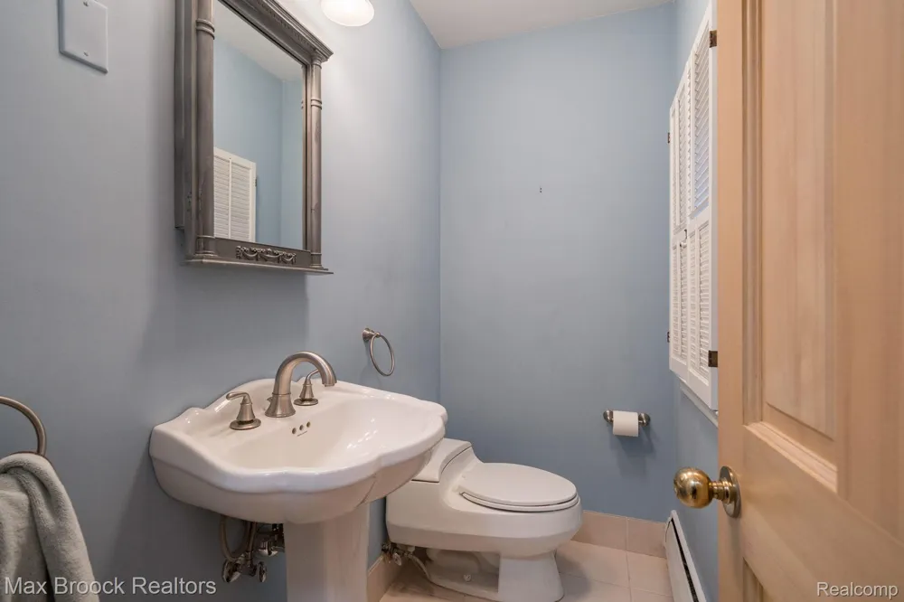 25461 Tweed Drive Franklin Village, MI 48025