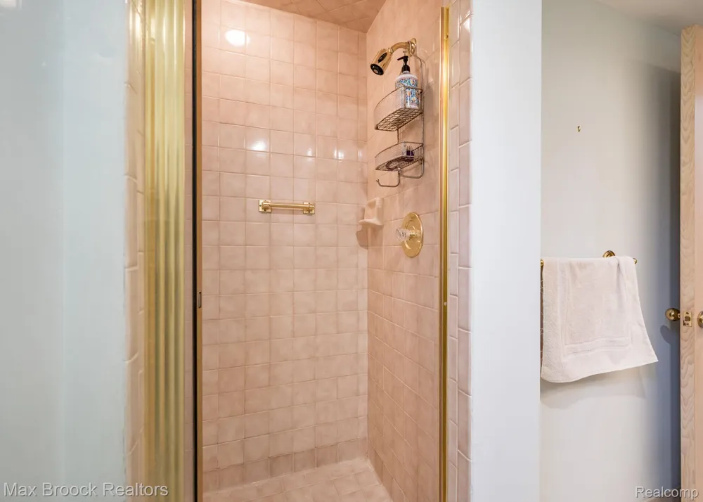 25461 Tweed Drive Franklin Village, MI 48025