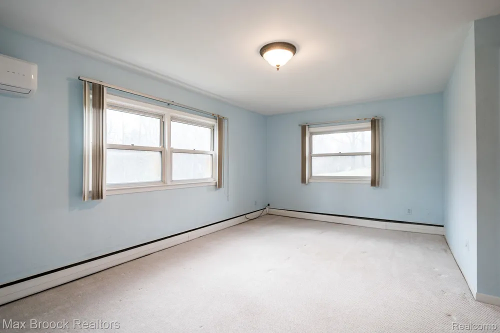 25461 Tweed Drive Franklin Village, MI 48025