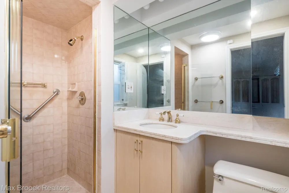 25461 Tweed Drive Franklin Village, MI 48025