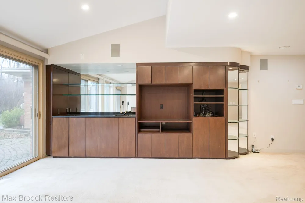 25461 Tweed Drive Franklin Village, MI 48025