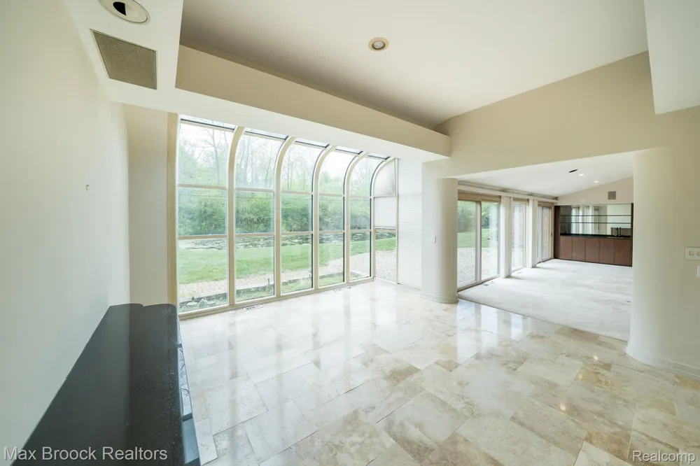 25461 Tweed Drive Franklin Village, MI 48025