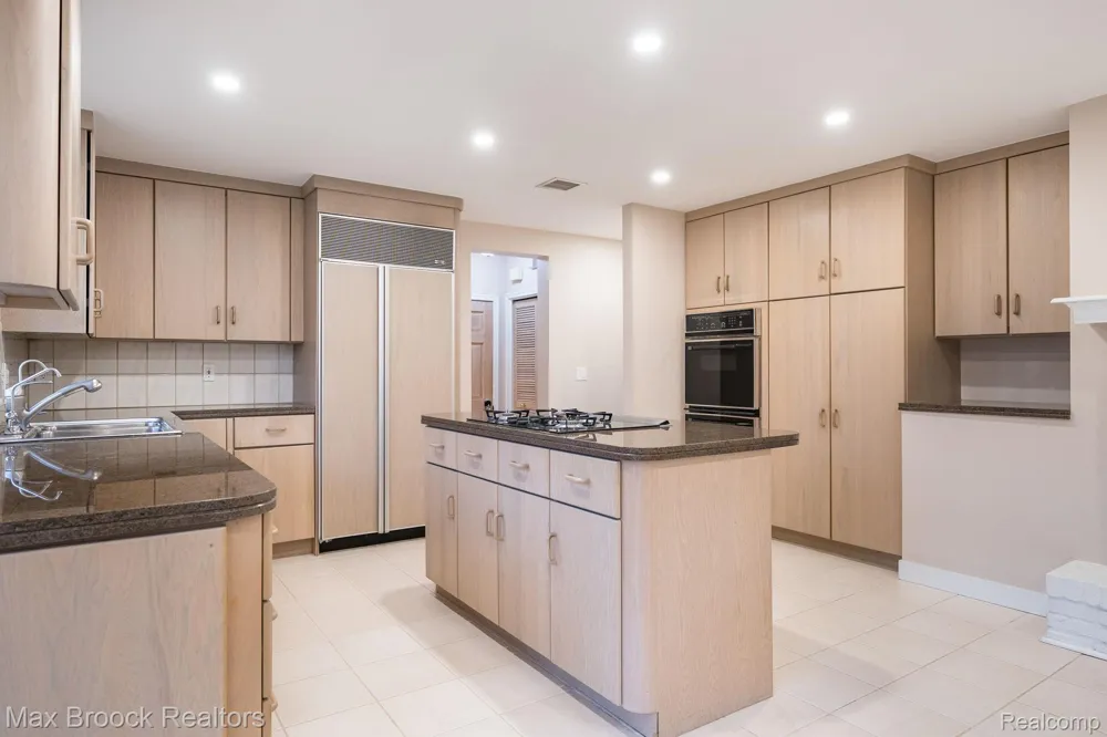 25461 Tweed Drive Franklin Village, MI 48025