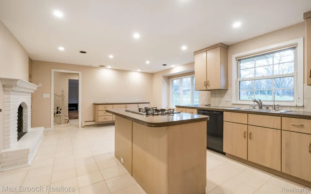 25461 Tweed Drive Franklin Village, MI 48025