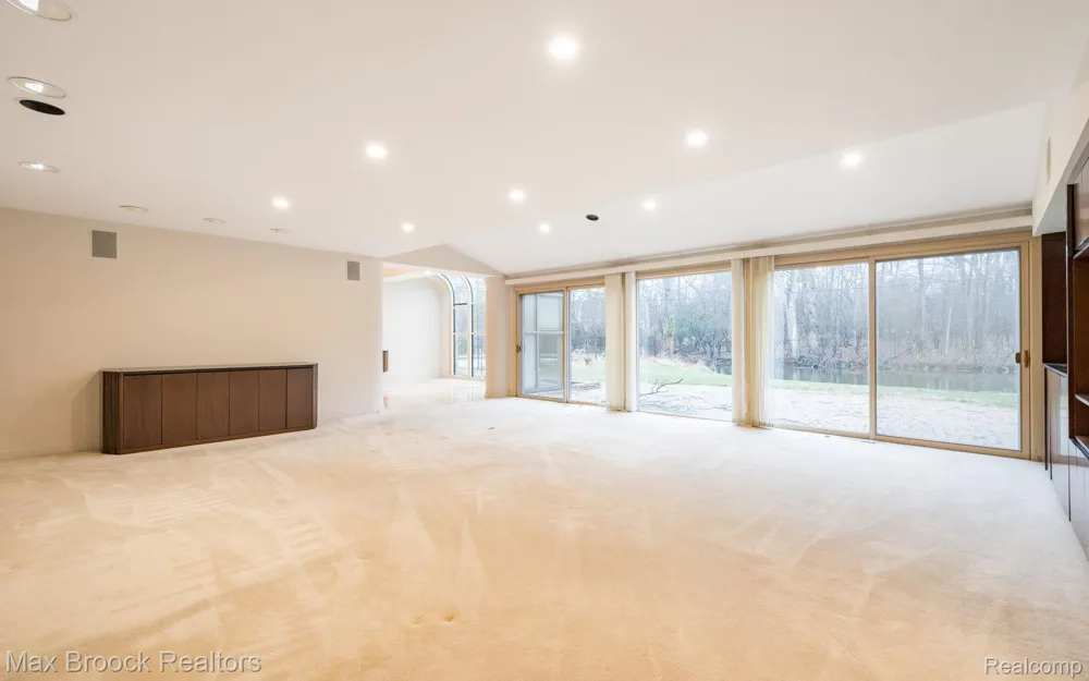 25461 Tweed Drive Franklin Village, MI 48025
