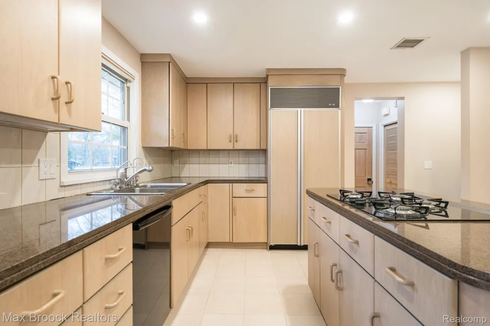 25461 Tweed Drive Franklin Village, MI 48025
