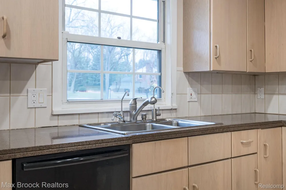 25461 Tweed Drive Franklin Village, MI 48025